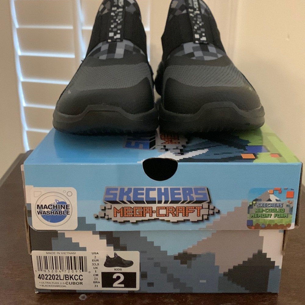 BNWT sketchers size 2 boys shoes